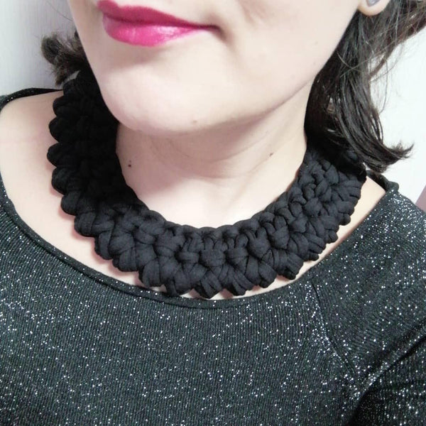 HOW TO MAKE DIY T-SHIRT YARN CROCHET NECKLACE | CROCHET NECKLACE